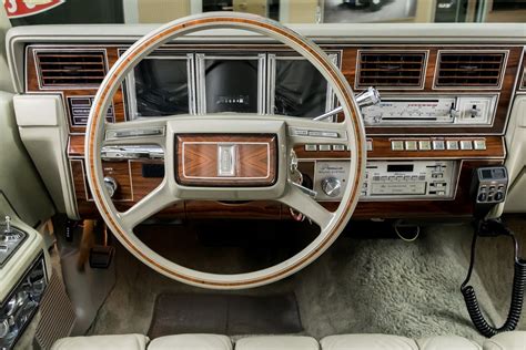 1980 lincoln continental interior.